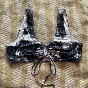 Plus Size Black & White Tie-Dye Ribbed Bikini Top with Cinched Cutout – Size 2X